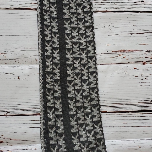 🆕️ MICHAEL KORS WOMENS DARK GRAY SCARF 🧣 - Picture 8 of 8
